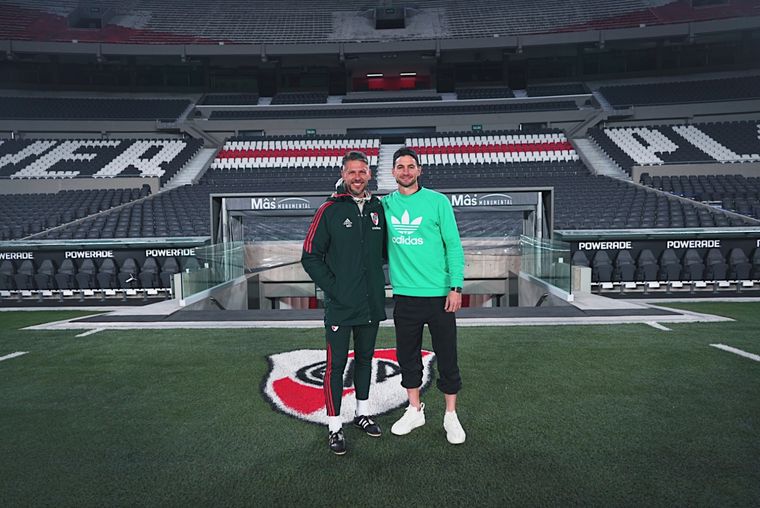 Alario posó con el entrenador de River, Martín Demichelis. Foto: @RiverPlate