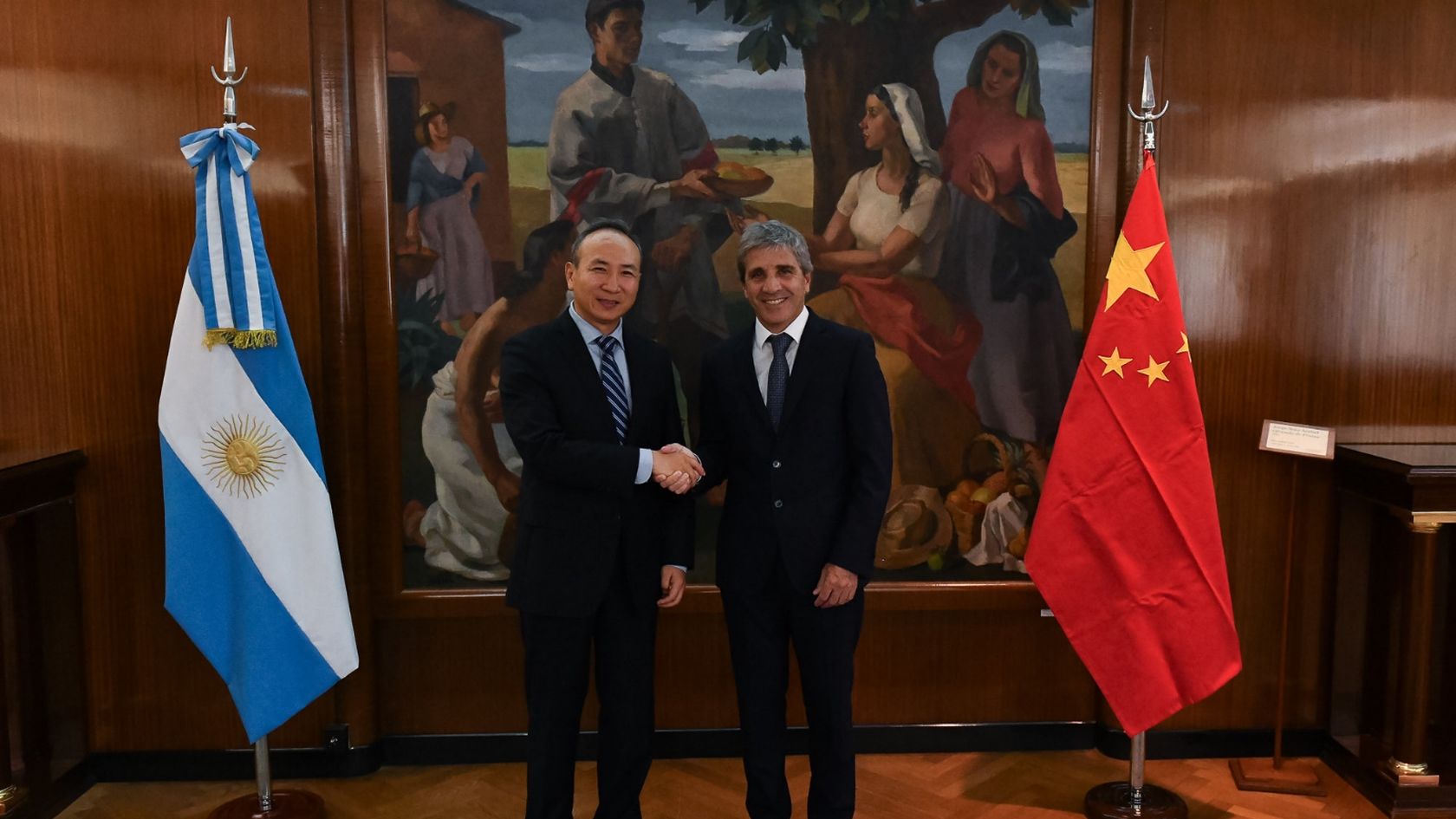 Luis Caputo se reunió este miércoles con el embajador de China Foto: Twitter Oficial Luis Caputo