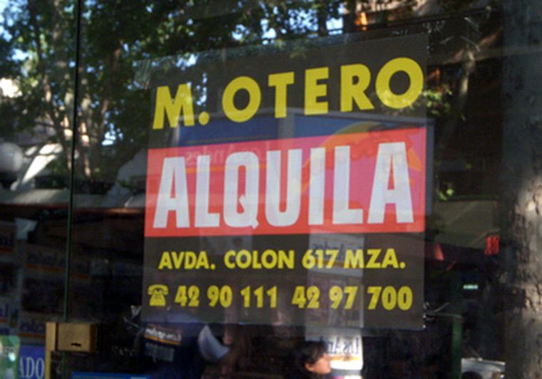 Algunos carteles permanecen quietos por meses. Foto: MDZ