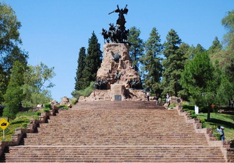 Frente al Cerro de la Gloria hay un destacamento policial. Foto: Web
