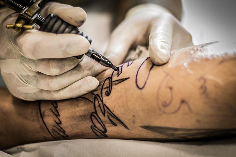 El tatuador podría ser imputado por tatuar a una menor