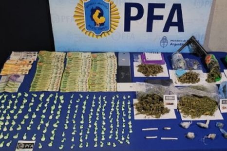 Tres mujeres y un hombre fueron detenidos en Las Heras por comercializar cocaína y marihuana Foto: Policía Federal Argentina