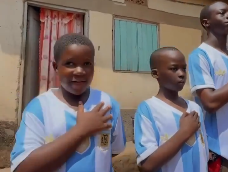 La fundación Nansana Kids, de Uganda, homenajeó a Argentina por el 9 de Julio