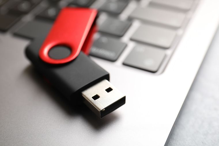 La falta de puertos compatibles obliga a los usuarios de USB antiguos a depender de adaptadores poco prácticos. La falta de puertos compatibles obliga a los usuarios de USB antiguos a depender de adaptadores poco prácticos.