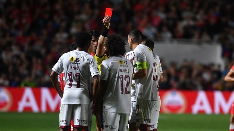 Marcelo ve la roja tras la desafortunada jugada. Foto: Télam