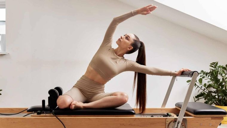 Cuál es el ejercicio de pilates que te ayudará a eliminar los rollitos de la panza (Shutterstock). Foto: Archivo