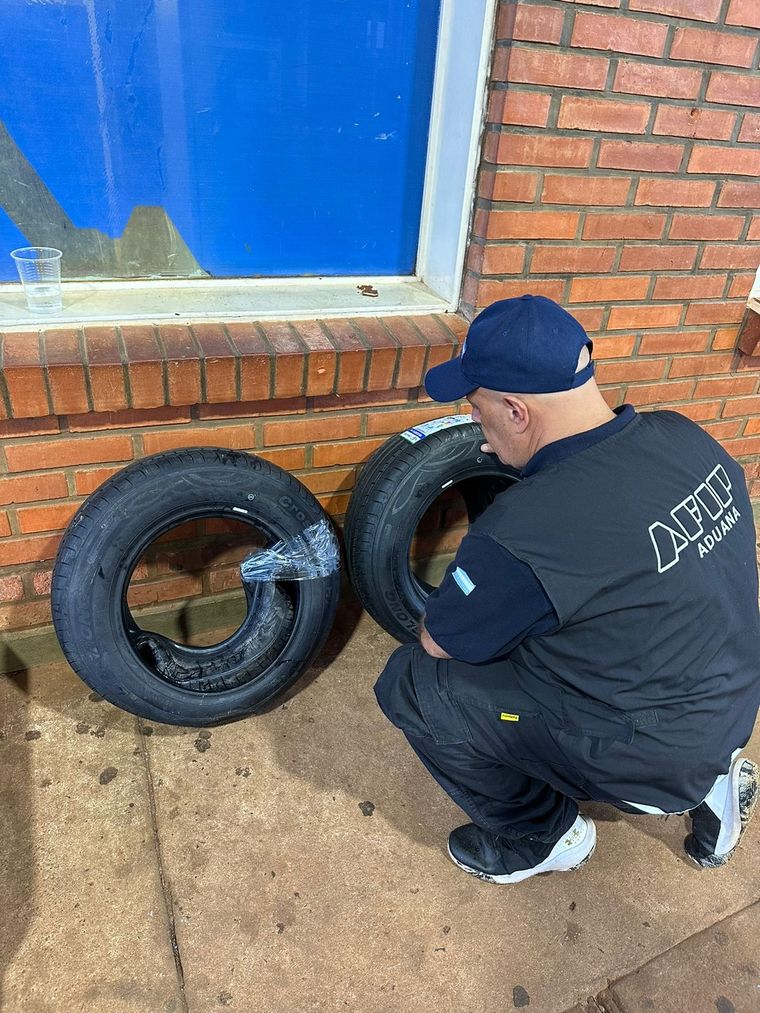 Secuestran neumáticos de contrabando Foto: Aduana