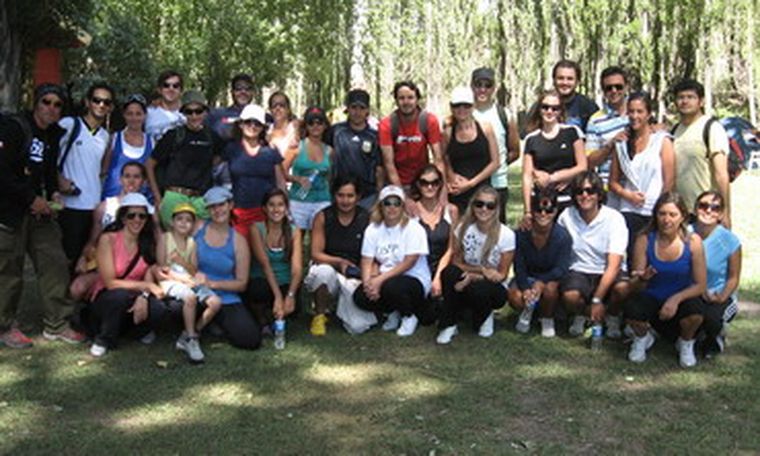 Los socios del Club Vea Vinos salen a la aventura, pero antes una gran foto grupal. Foto: Gentileza