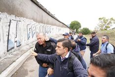 Sergio Berni fue golpeado por choferes de colectivo en medio de la protesta por la muerte de Barrientos Foto: Maxi Failla / Clarín