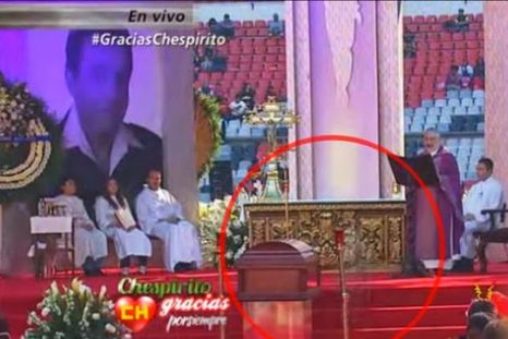 Aparece fantasma de Chespirito en pleno funeral