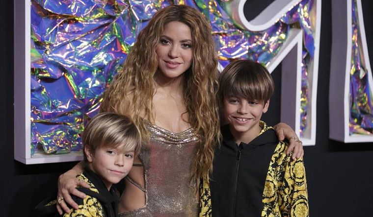 Shakira estaría afrontando un duro problema con la educación de sus dos hijos, Sasha y Milan.