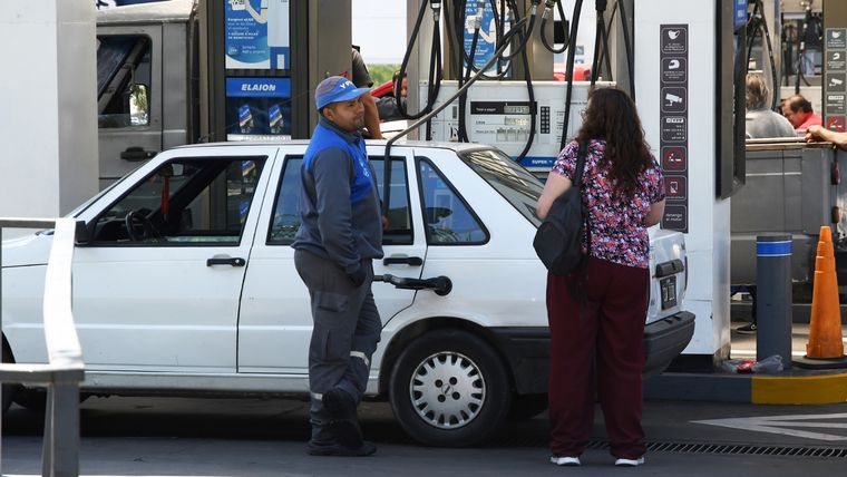 Los precios de los combustibles aumentaron tres veces y media en 2023, y es una tendencia que no para. Foto: Rodrigo DAngelo / MDZ