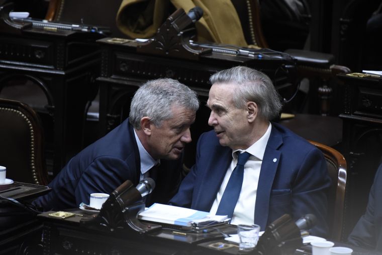 Miguel Pichetto y Emilio Monzó en el recinto de Diputados. Foto: Juan Mateo Aberastain/MDZ