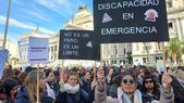 Masiva marcha del sector de Discapacidad ante el Congreso