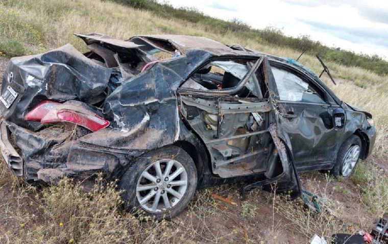 El auto volcó en la Ruta 20