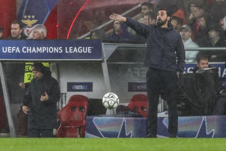 En Real Madrid comienzan a mirar de reojo a Arbeloa. En Real Madrid comienzan a mirar de reojo a Arbeloa.