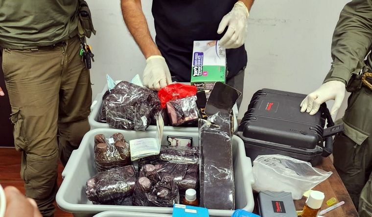 drogas aeropuerto Una de las imágenes del operativo difundidas por la Policía de Israel. Foto: PolicíadeIsrael, Twitter.