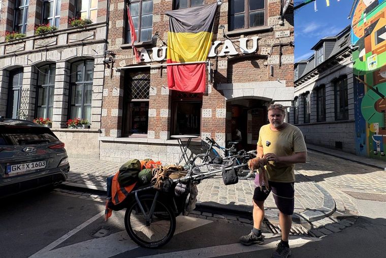 Karl llega a Mons (Bélgica) cuando su aventura se acerca a su fin.