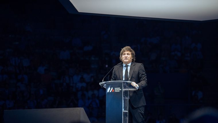 Javier Milei exponiendo en Madrid