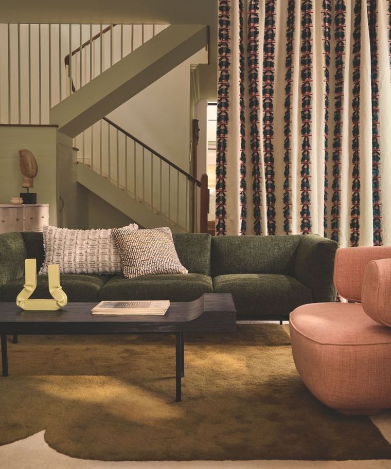 Decoración con un telón de fondo como algo más que un simple escenario; es la textura que define toda la habitación. En este caso, una cortina larga y pesada que aporta profundidad y suavidad. Créditos: Ali Brown y Jake Curtis. Decoración con un telón de fondo como algo más que un simple escenario; es la textura que define toda la habitación. En este caso, una cortina larga y pesada que aporta profundidad y suavidad. Créditos: Ali Brown y Jake Curtis.