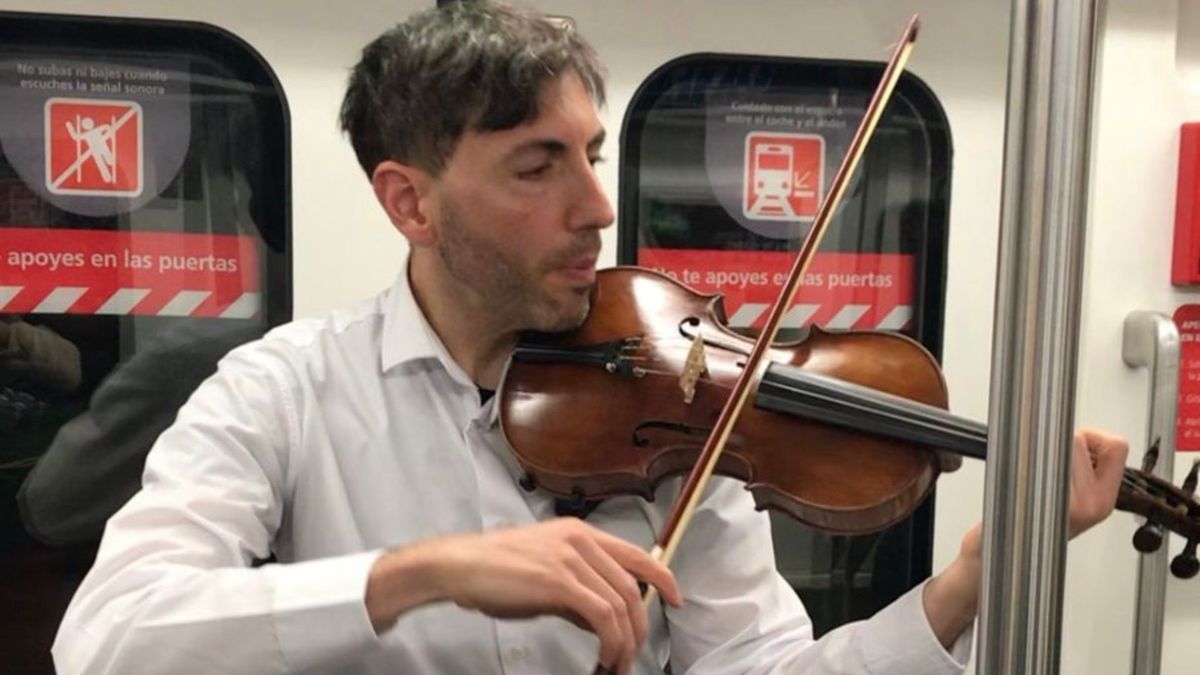 Hernán Trotta, el artista callejero que da clases de música clásica en el subte