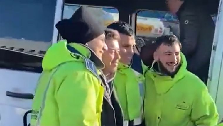 Los empleados de Aeroparque se encontraron con Gallardo en su regreso a Buenos Aires. Foto: Captura @pmonumental