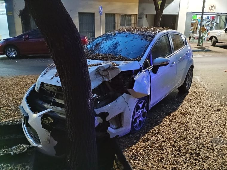 Así quedó el Ford Fiesta blanco. Foto: MDZ