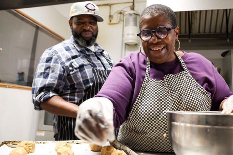 Vamarr Hunter encontró a su madre biológica en el sitio menos pensado: su panadería favorita.