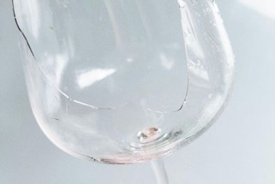 MDZol | copa de vino rota