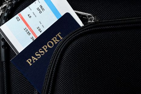 Llevar el pasaporte dentro del equipaje de mano no es una buena idea Foto: shutterstock