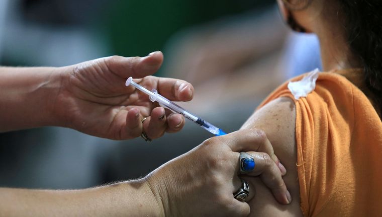 La vacuna es para personas que estén cursando embarazos entre las semanas 32 y 36 y 6 días de gestación. Foto: NA