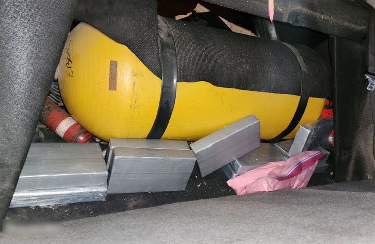 La droga hallada en el baúl del auto La droga hallada en el baúl del auto