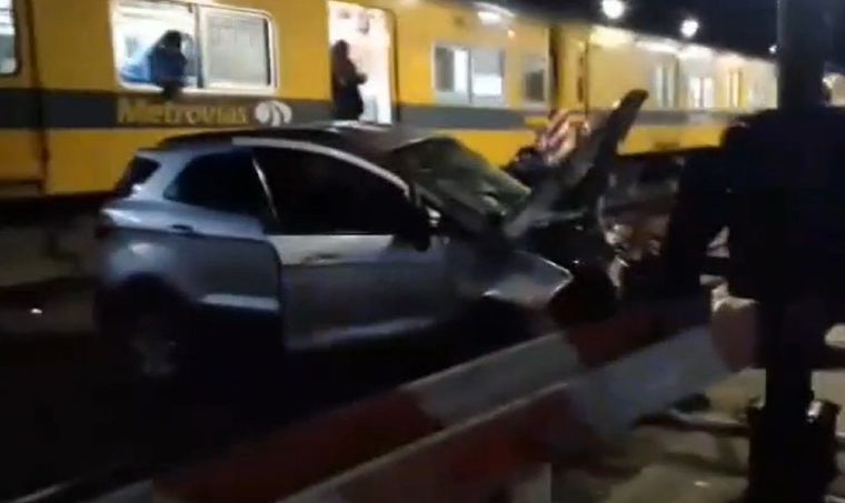 Un hombre murió y una mujer resultó herida cuando la camioneta en que se trasladaban fue arrollada por el tren&nbsp;