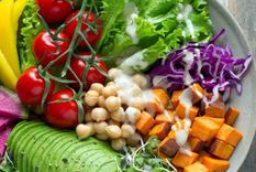 Los alimentos ultraprocesados en exceso aumentan el riesgo de diabetes, hipertensión, enfermedades cardiovasculares y cerebrovasculares, entre otras. Foto: Foto: Vibrant Vegan