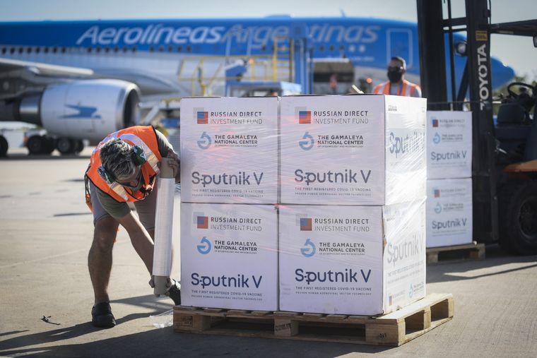 Este jueves llegaron más vacunas Sputnik V al país Foto: Telam