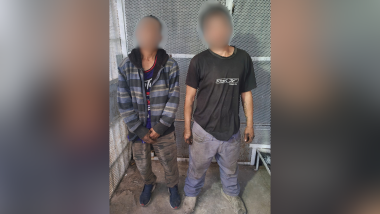 Los dos hombres fueron aprehendidos tras ser localizados dentro de una acequia en Ciudad.