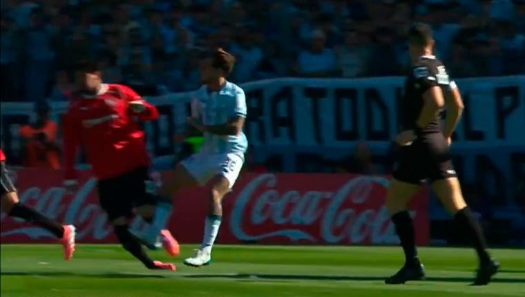 Bruno Zuculini le entró muy duro a Kevin Lomónaco.