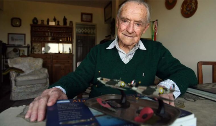 Ronnie Scott en su casa con dos modelos a escala de los Spitfire. Foto: NA