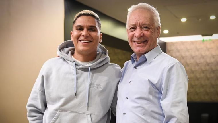Juanfer y el presidente de Racing, Víctor Blanco. Foto: Racing