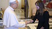 Sandra Pettovello en el Vaticano junto al Papa León XIV