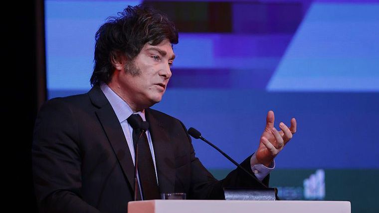 Javier Milei critic&oacute; a los economistas mientras el d&oacute;lar baja.