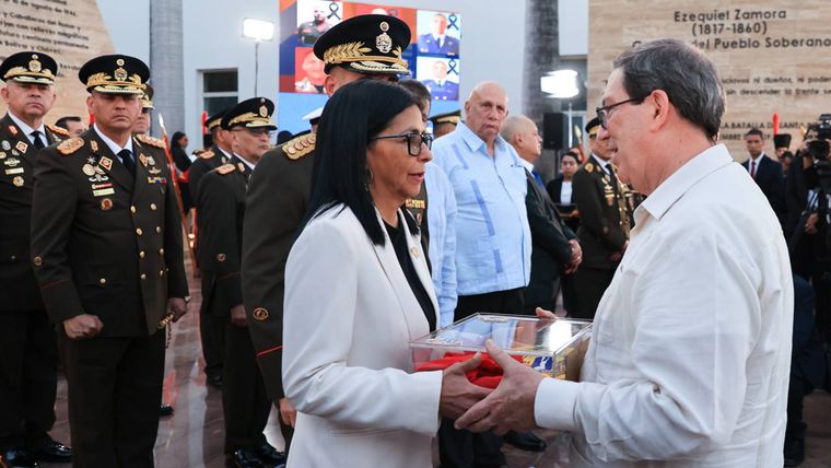 Fotografía difundida por el Palacio de Miraflores de la presidenta encargada de Venezuela, Delcy Rodríguez (i), y el canciller de Cuba Bruno Rodríguez durante un homenaje a Héroes y Mártires caídos y heridos en defensa de la Patria. Fotografía difundida por el Palacio de Miraflores de la presidenta encargada de Venezuela, Delcy Rodríguez (i), y el canciller de Cuba Bruno Rodríguez durante un homenaje a Héroes y Mártires caídos y heridos en defensa de la Patria.