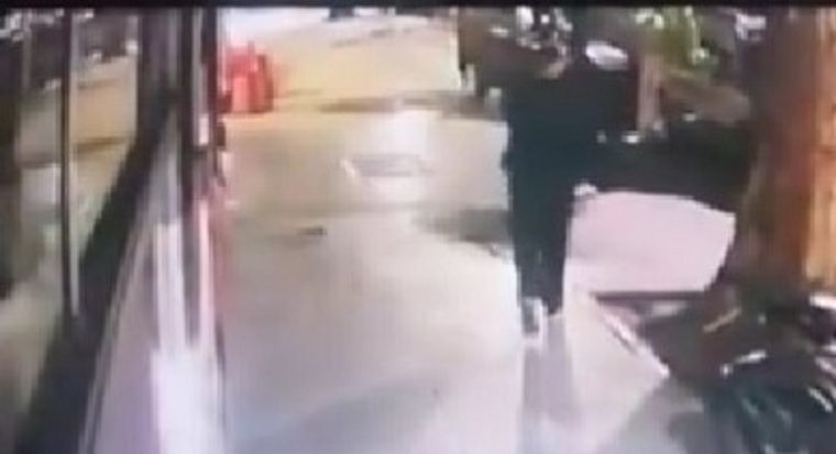 El sospechoso se encuentra prófugo tras el incendio de estos autos que sería intencional.