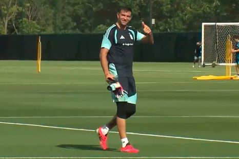Dibu Martínez volvió a dar buenas señales a días del debut. Dibu Martínez volvió a dar buenas señales a días del debut.