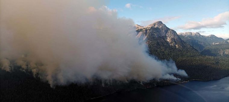 La ciudad de San Carlos de Bariloche está cubierta de humo por un incendio en el Parque Nacional Nahuel Huapi Foto: Télam