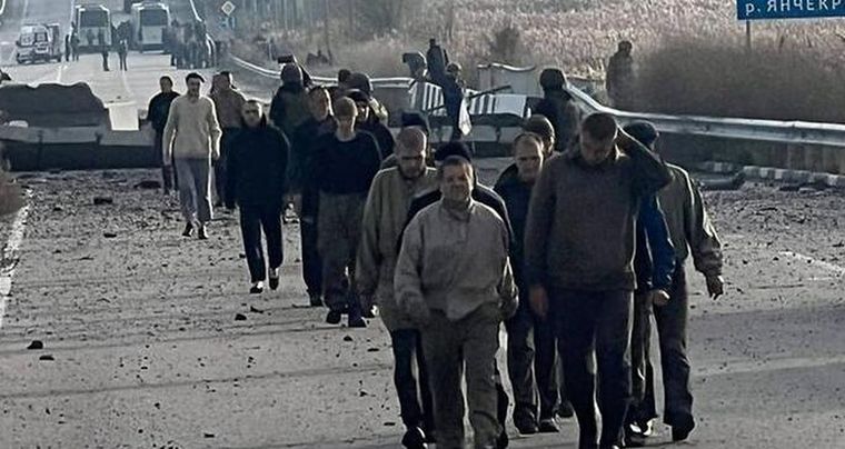 Prisioneros rusos en suelo de Ucrania. Foto: Presidencia de Ucrania