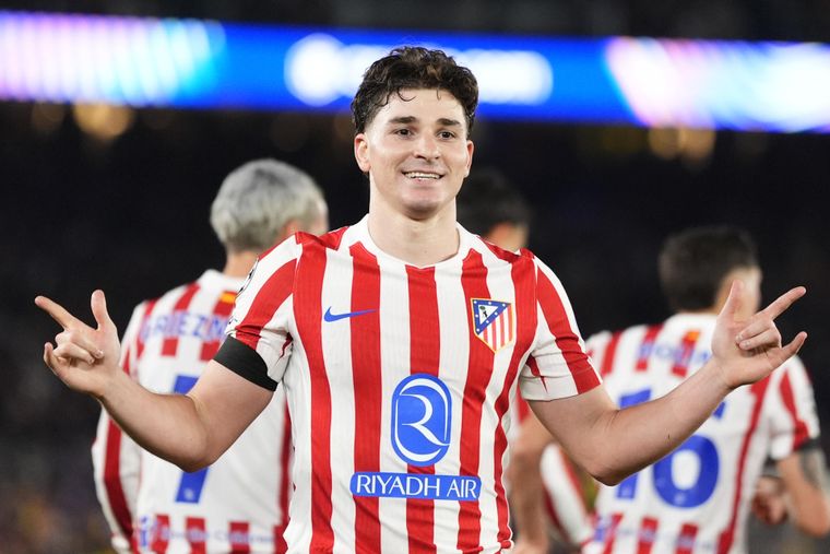 Julián Álvarez abrió el marcador en el Camp Nou.