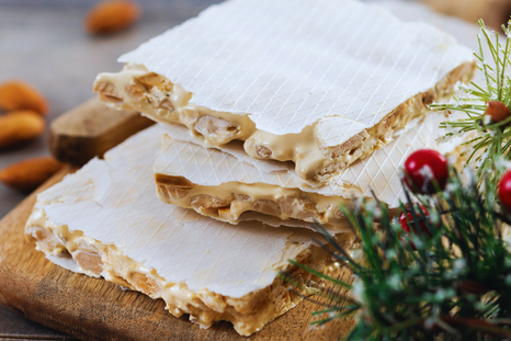 Cada familia suele adaptar la receta según la proporción de miel y almendras que prefiera.