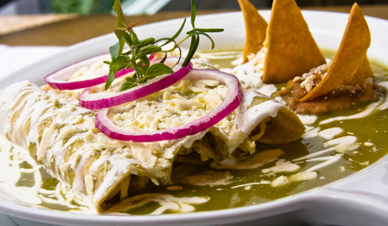 Las enchiladas verdes tienen su origen en el México prehispánico, cuando los pueblos indígenas ya envolvían alimentos en tortillas de maíz. ¡Disfruta esta magnifica receta!