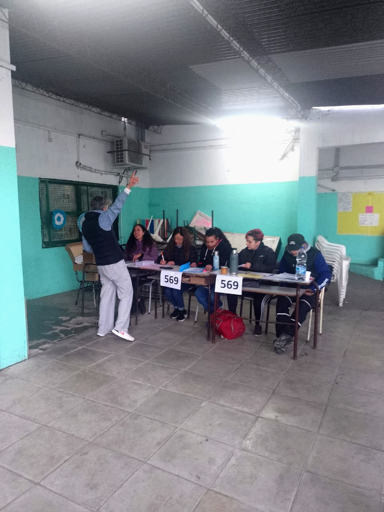 En una escuela de Hurlingham, la última mesa recién abrió a las 9 de la mañana Foto: MDZ